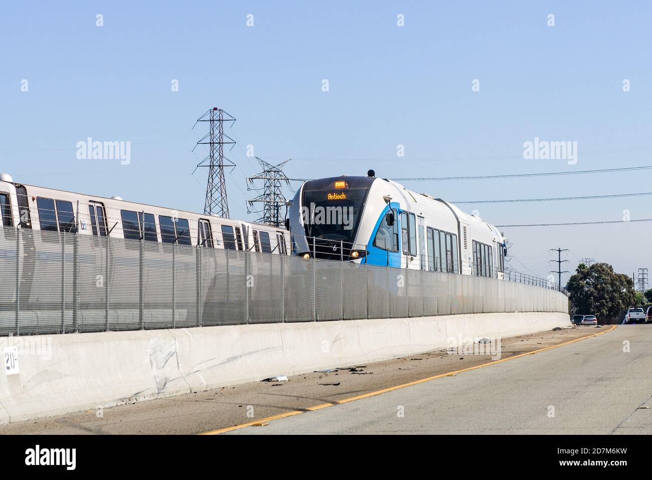 4 ottobre 2020 Pittsburg / CA / USA - BART treno diesel che viaggia nell'area della baia di San Francisco est; BART to Antioch è una linea DMU (Diesel Multiple Unit) Foto Stock