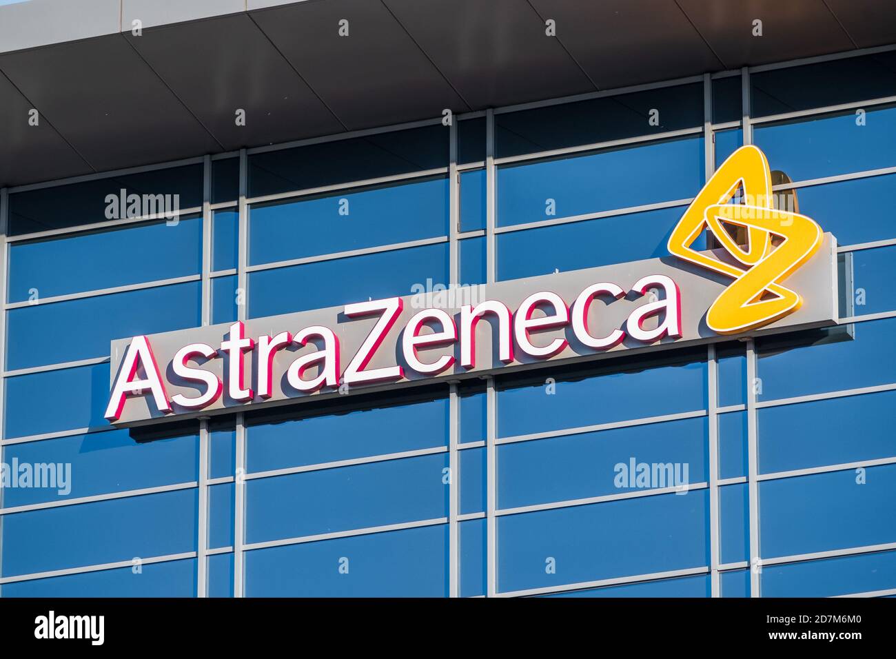 Set 21, 2020 South San Francisco / CA/ USA - il logo Astra Zeneca presso la loro sede centrale nella Silicon Valley; AstraZeneca plc è una multinazionale britannica pha Foto Stock