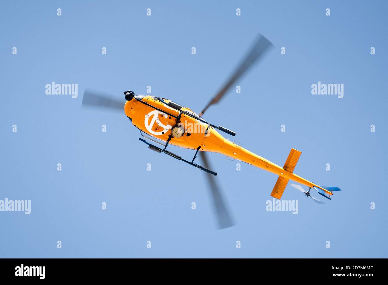 Set 25, 2020 Redwood City / CA / USA - primo piano di KGO-TV elicottero volare basso; KGO-TV, canale virtuale 7, è un ABC posseduto-e-operata televisione s. Foto Stock