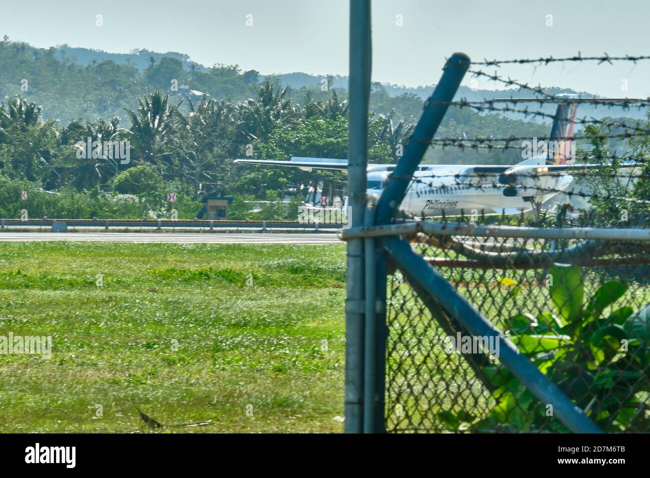 Boracay, Filippine - 31 gennaio 2020: Un aeromobile Dash 8-400 De Havilland Canada con il numero di coda RP-C5905 Philippine Airlines si prepara a prendere Foto Stock