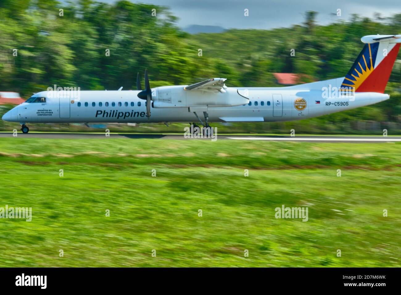 Boracay, Filippine - 31 gennaio 2020: Un aeromobile Dash 8-400 De Havilland Canada con il numero di coda RP-C5905 Philippine Airlines si prepara a prendere Foto Stock