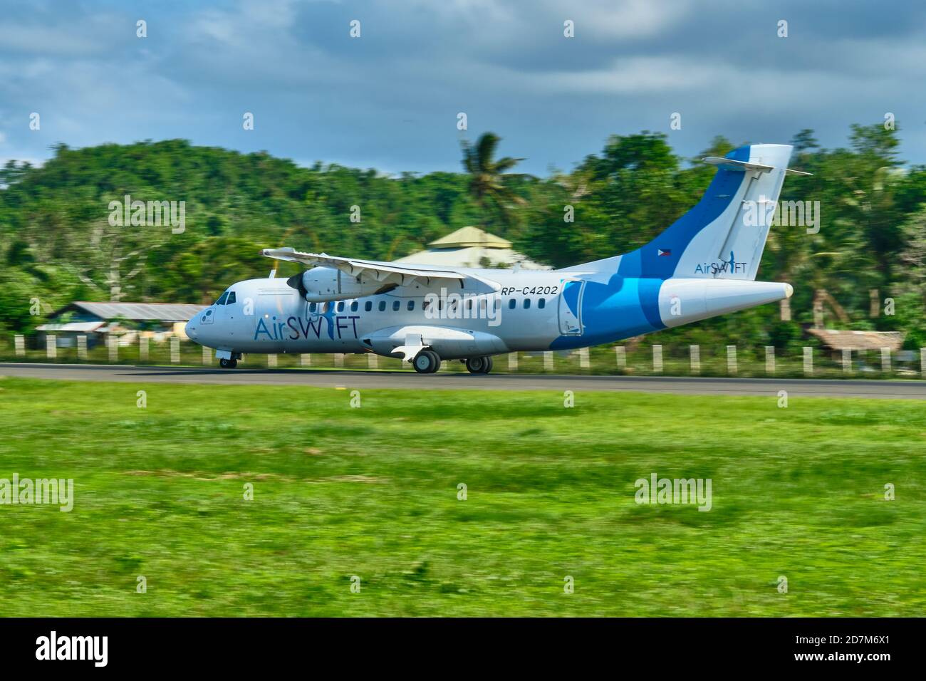 Boracay, Filippine - 31 gennaio 2020: Un aeromobile ATR 42 con il numero di coda RP-C4202 AIRSWIFT si appresta a decollo all'aeroporto di Caticlan a Panay Foto Stock