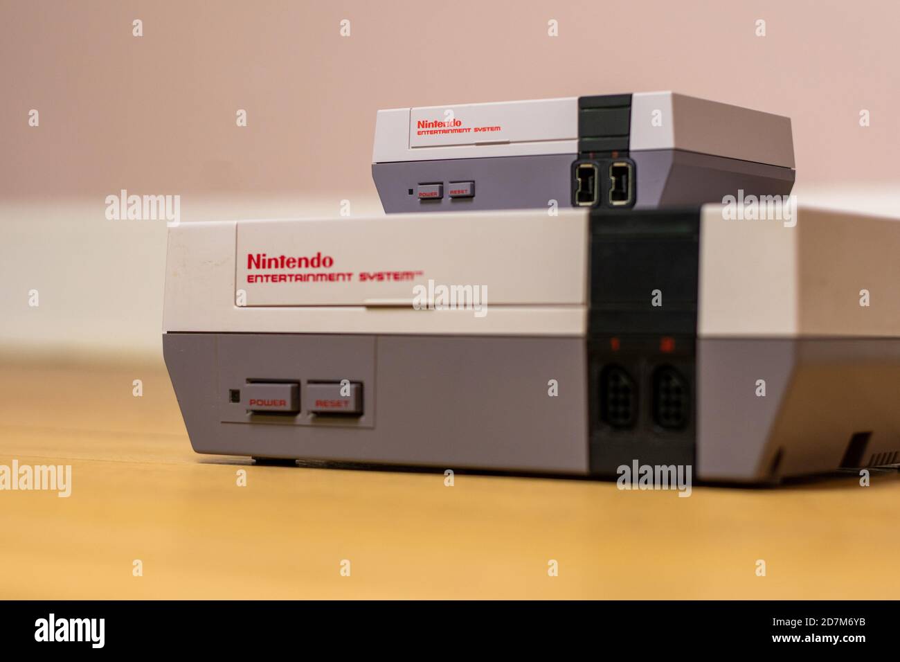Un sistema di intrattenimento Nintendo Classic Edition su un sistema di intrattenimento Nintendo originale, su un pavimento in legno. Confronto del NES a originale Foto Stock