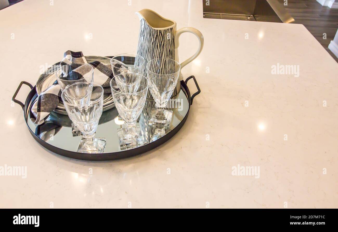 Vassoio in metallo con piatti, bicchieri e caraffa Foto Stock