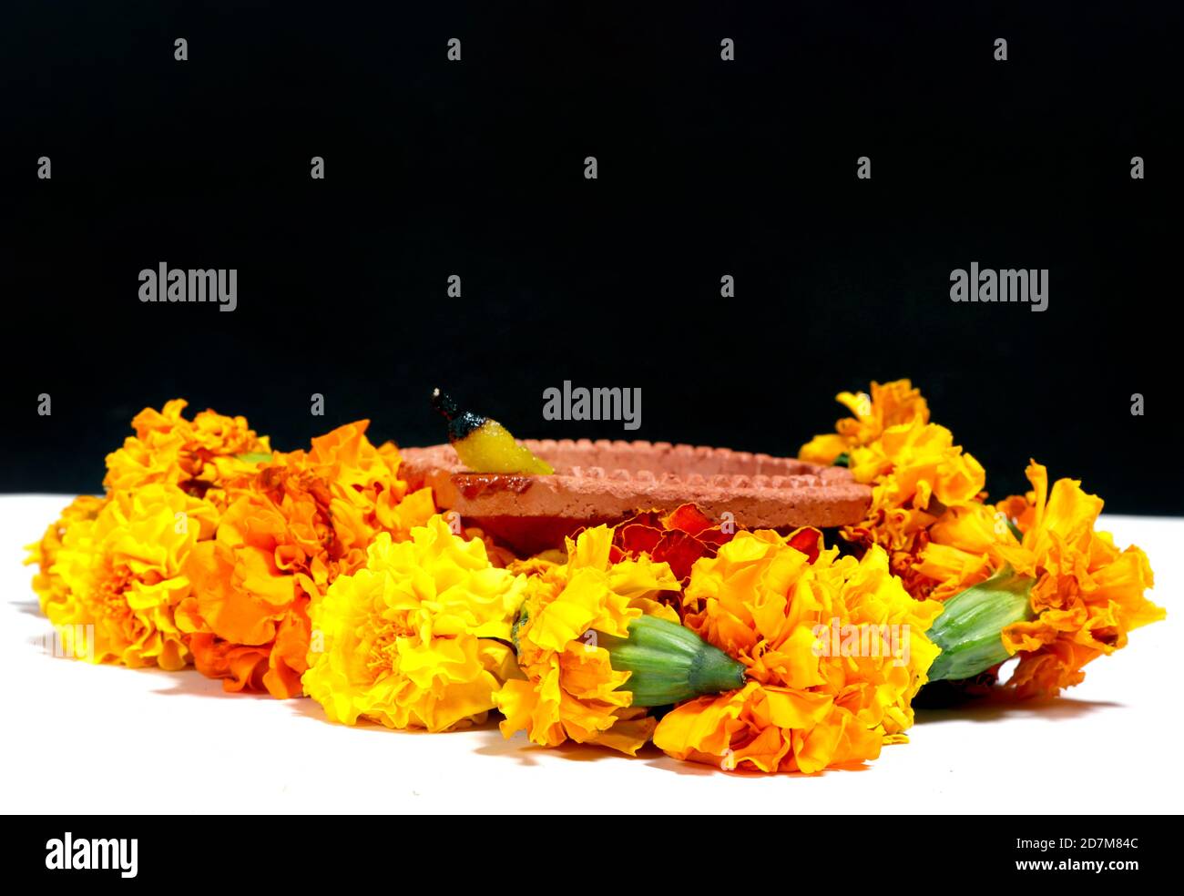 Diwali Diya, lampada ad olio splendidamente decorata in occasione delle feste di Deepavali, Deepawali in India Foto Stock