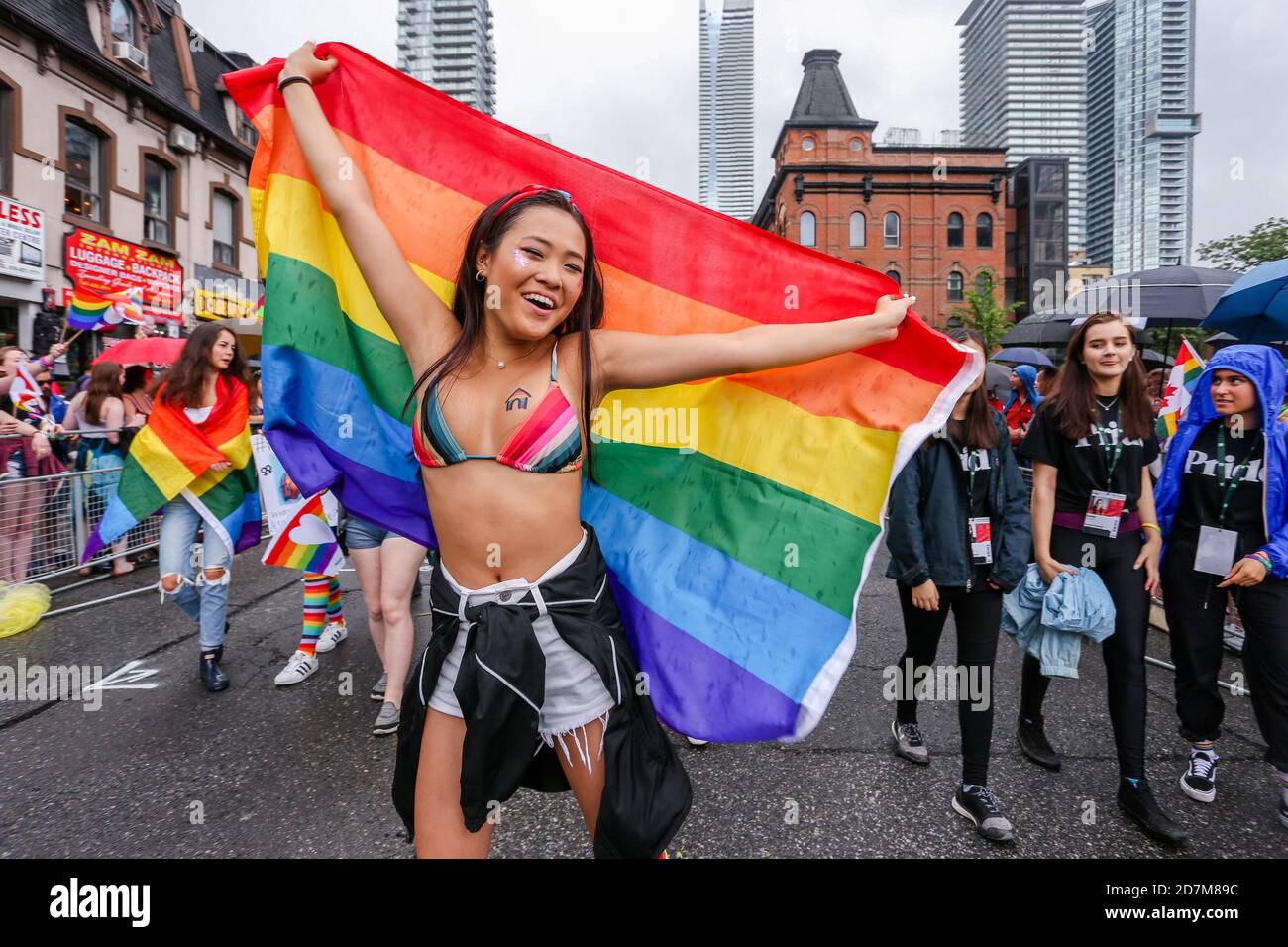 Primo Piano Della Bandiera LGBT Arcobaleno E Della Bandiera Dell'UE Che