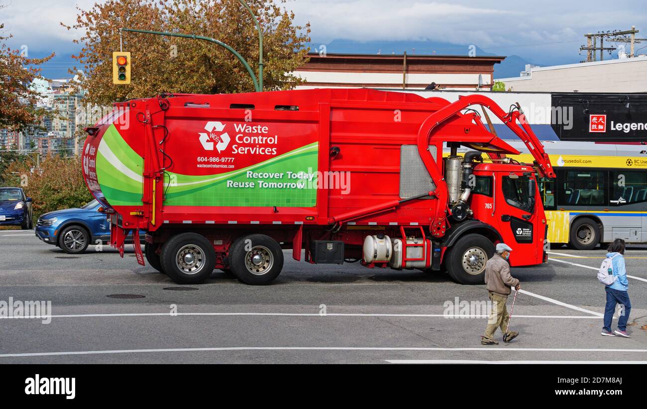 Vancouver, British Columbia, Canada. 8 Ott 2020. Un veicolo per rifiuti appartenente ai servizi di controllo dei rifiuti viaggia in traffico leggero lungo West Broadway Avenue di Vancouver. Credit: Bayne Stanley/ZUMA Wire/Alamy Live News Foto Stock