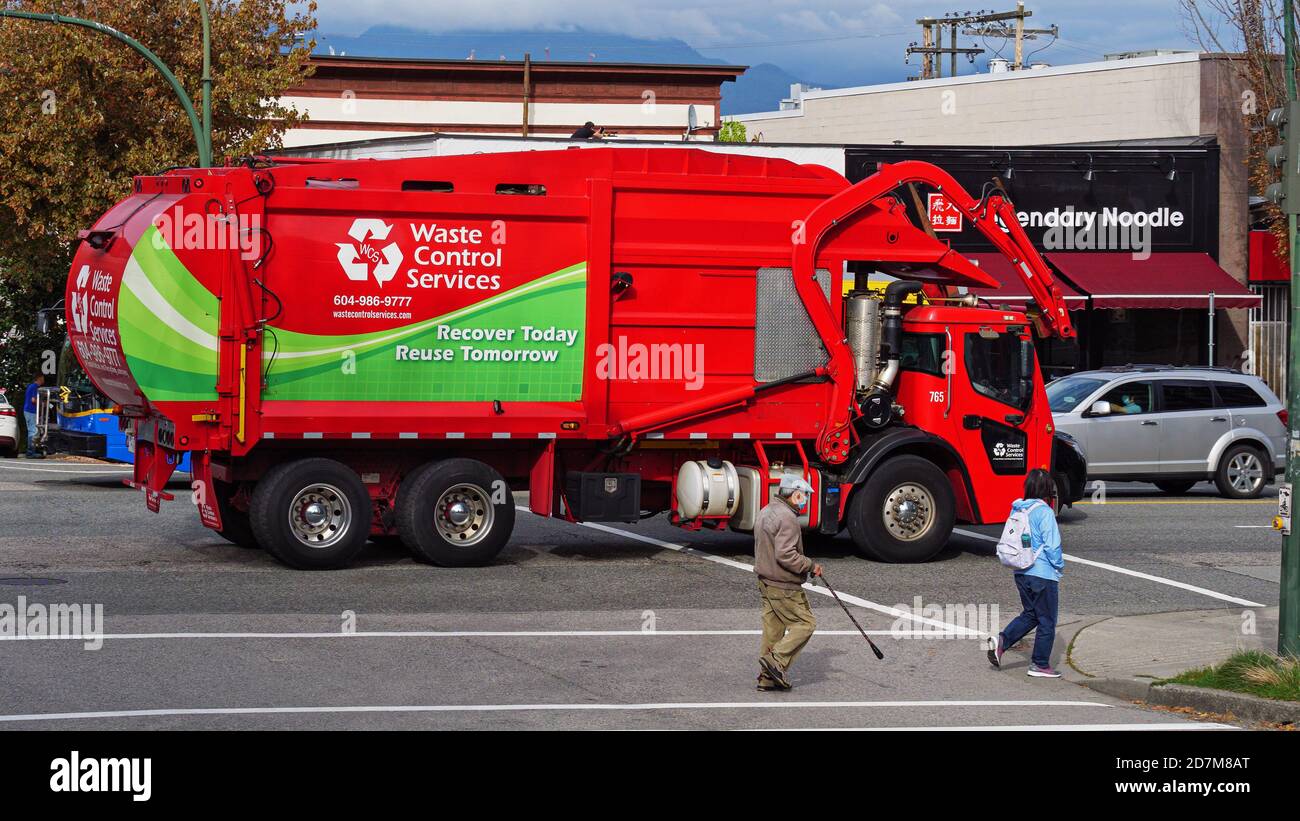 Vancouver, British Columbia, Canada. 8 Ott 2020. Un veicolo per rifiuti appartenente ai servizi di controllo dei rifiuti viaggia in traffico leggero lungo West Broadway Avenue di Vancouver. Credit: Bayne Stanley/ZUMA Wire/Alamy Live News Foto Stock