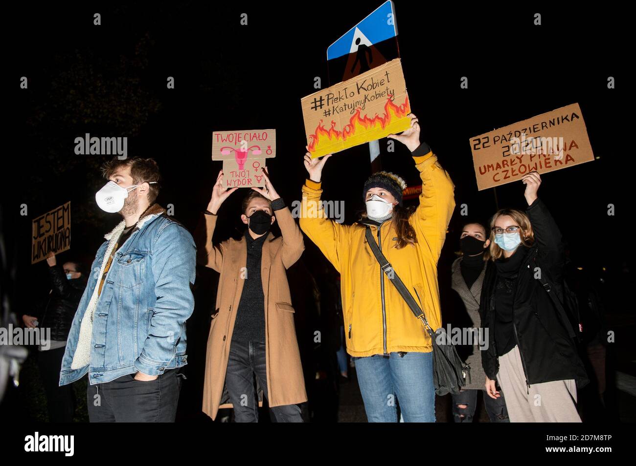 Danzica, Polonia. 23 Ott 2020. Manifestanti con cartelli che dicono 'il vostro corpo la vostra scelta', 'l'inferno delle donne', 'i diritti umani sono morti' durante il secondo giorno della manifestazione. Il Tribunale costituzionale ha esaminato la mozione di un gruppo di deputati per quanto riguarda il cosiddetto aborto eugenico. Secondo il Tribunale, tale aborto, effettuato in caso di sospetto di gravi difetti fetali, è incompatibile con la Costituzione. Le donne protestano contro la decisione. Credit: SOPA Images Limited/Alamy Live News Foto Stock