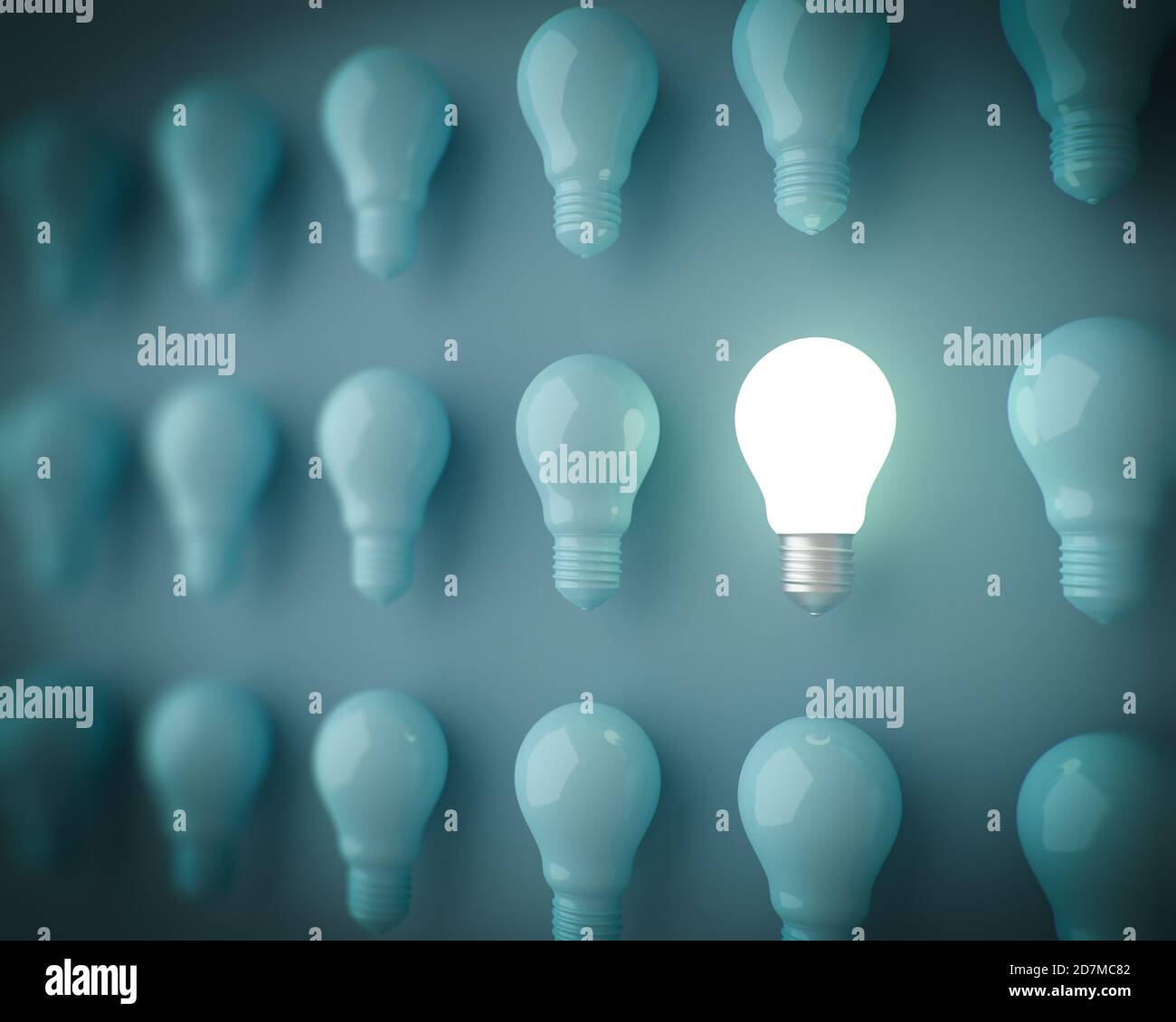 Idea concetto : idea creativa lampadina concetto su sfondo blu, piatto, concetto minimo Foto Stock