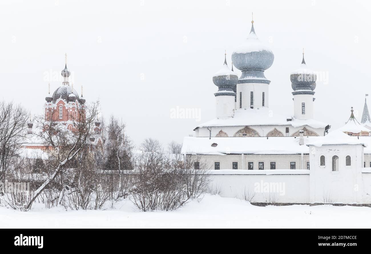 Monastero dell'Assunzione di Tikhvin in inverno. Paesaggio russo innevato Foto Stock