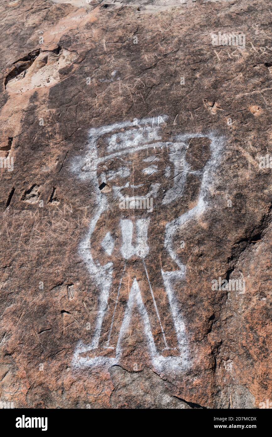 Castlemaine XXXX uomo, il signor Fourex, dipinto graffiti stile su pietra arenaria roccia di montagna nel White Mountains National Park Foto Stock