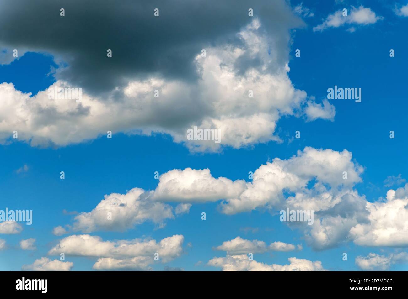 Cielo celeste blu con sfondo nuvole bianche Foto Stock
