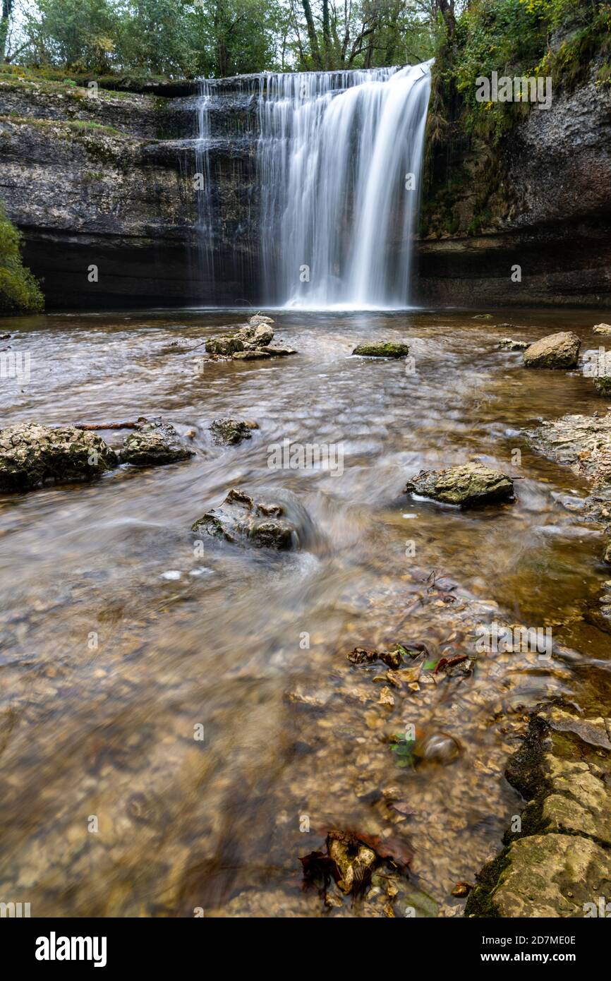 Un bellissimo paesaggio di foresta autunnale con idilliaca cascata e piscina Foto Stock