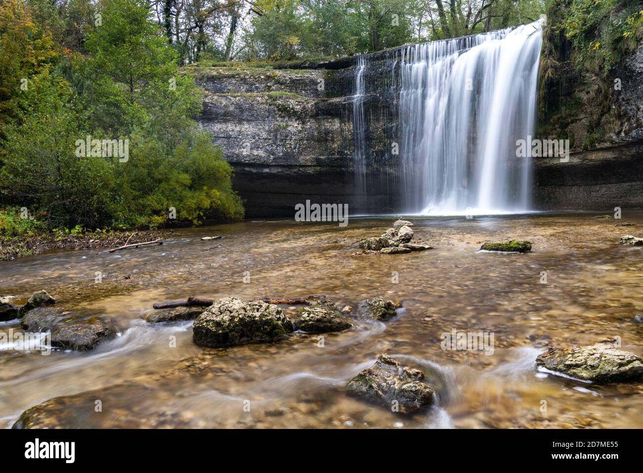 Un bellissimo paesaggio di foresta autunnale con idilliaca cascata e piscina Foto Stock