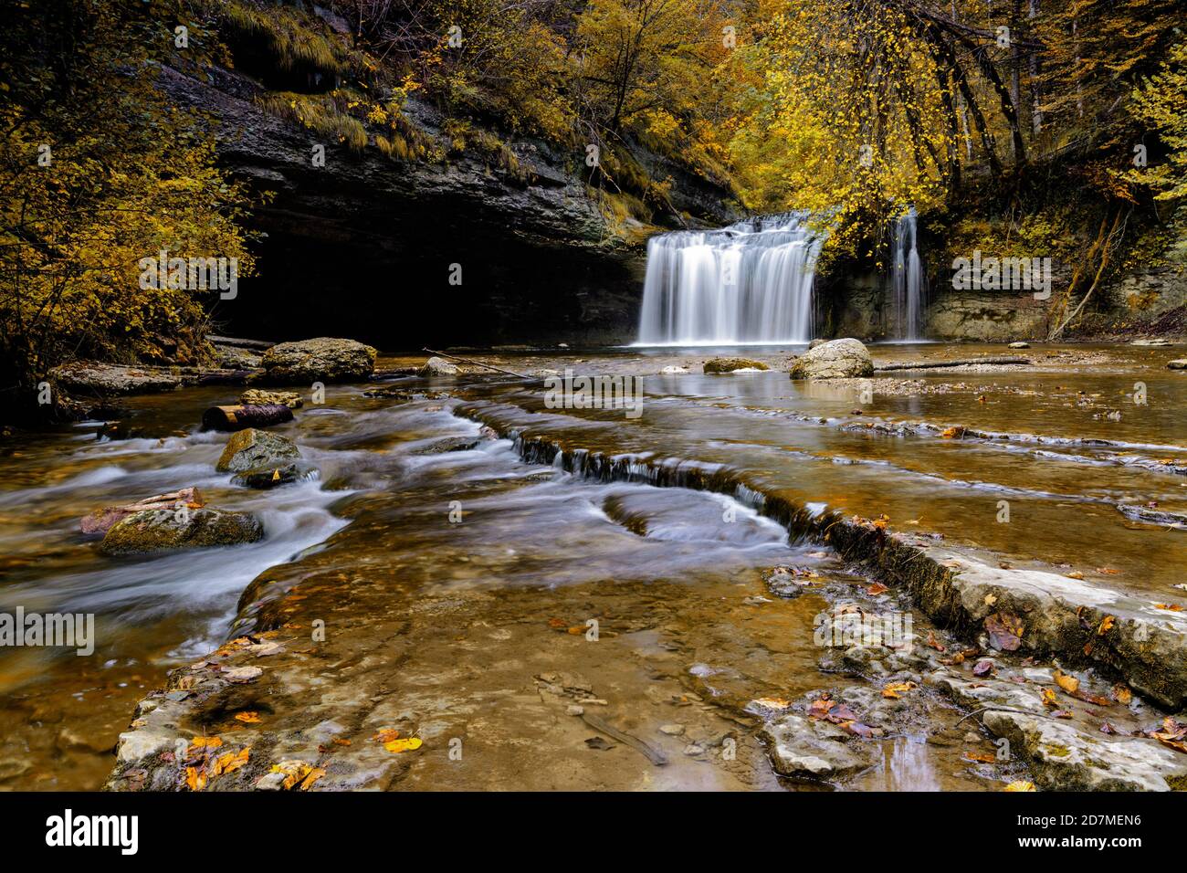 Un bellissimo paesaggio di foresta autunnale con idilliache cascate e fiume fasi Foto Stock