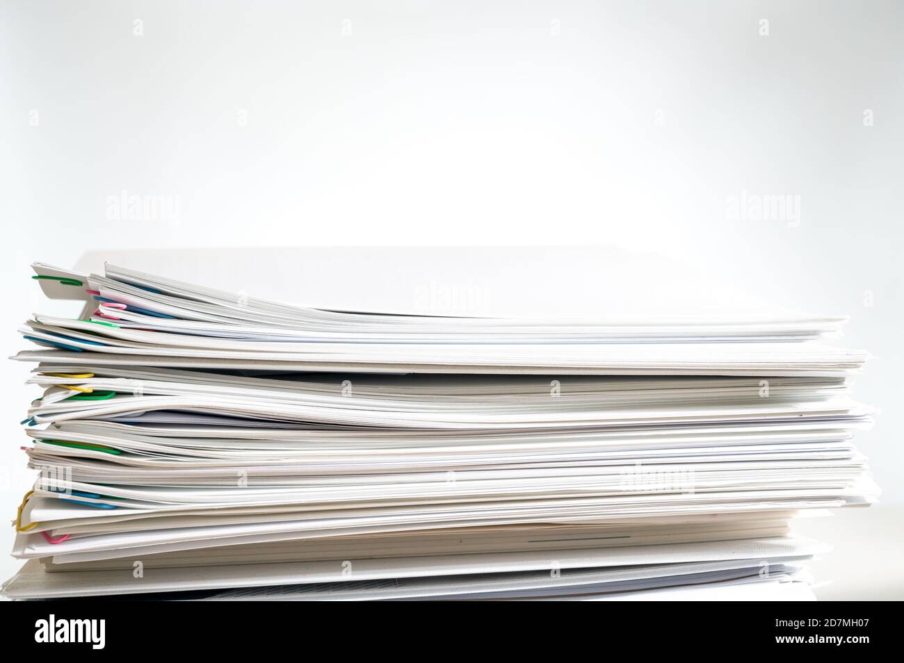Una pila di documenti con copia spazio su uno sfondo bianco. Foto Stock