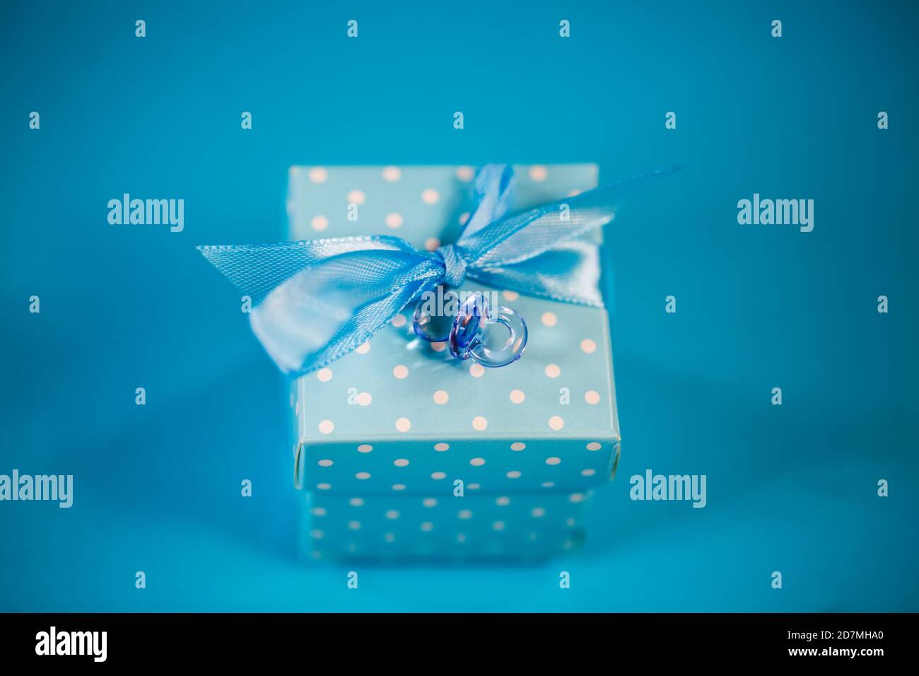 piccolo regalo in confezione blu, neonato, compleanno Foto Stock