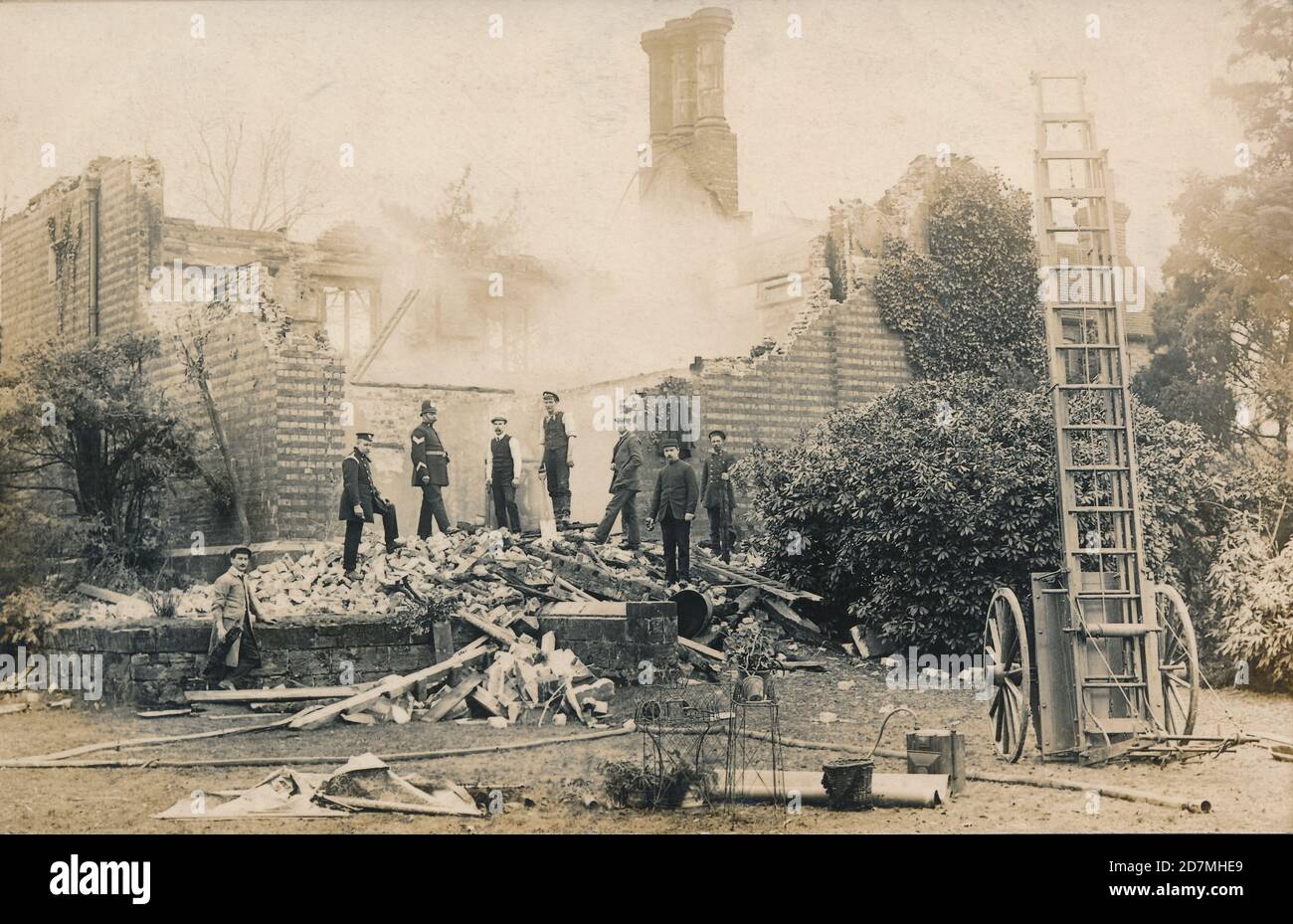 Vicarage di San Swithun, East Grinstead, distrutto da un incendio nel 27 febbraio 1908. Costruito nel 1848, il reverendo Douglas Blakiston (Vicario dal 1871) risiedeva all'epoca con la sua famiglia. Dopo il fuoco fu scosso male e si ritirò. Vigili del fuoco e polizia in presenza con idrante antincendio e scala. Località: East Grinstead, West Sussex, Inghilterra. Foto della COLLEZIONE JOHN STEVEN DUTTON. Foto Stock