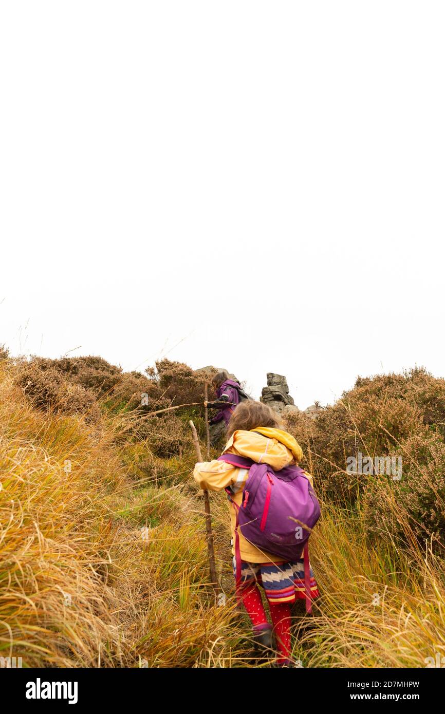 Vacanze a casa. Bambini bambini che esplorano la campagna nel Nord-Ovest. Staycation. Bambini escursioni in collina e in montagna. Foto Stock