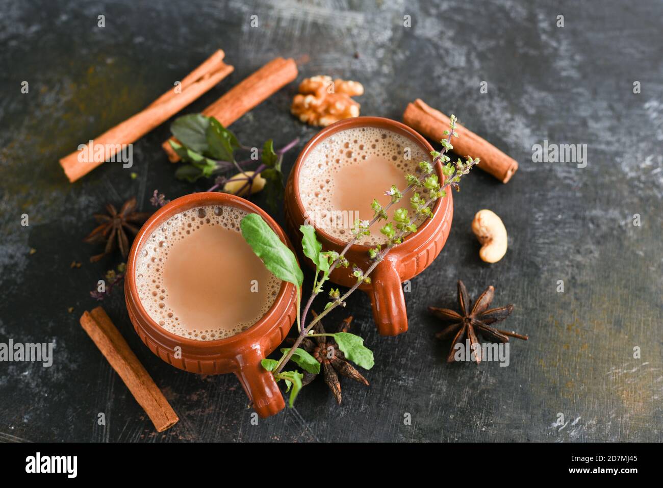 Vista dall'alto del Masala Chai indiano o bevanda tradizionale con tè, latte e spezie Kerala India. Due tazze di ayurvedica organica o bevanda a base di erbe India Foto Stock
