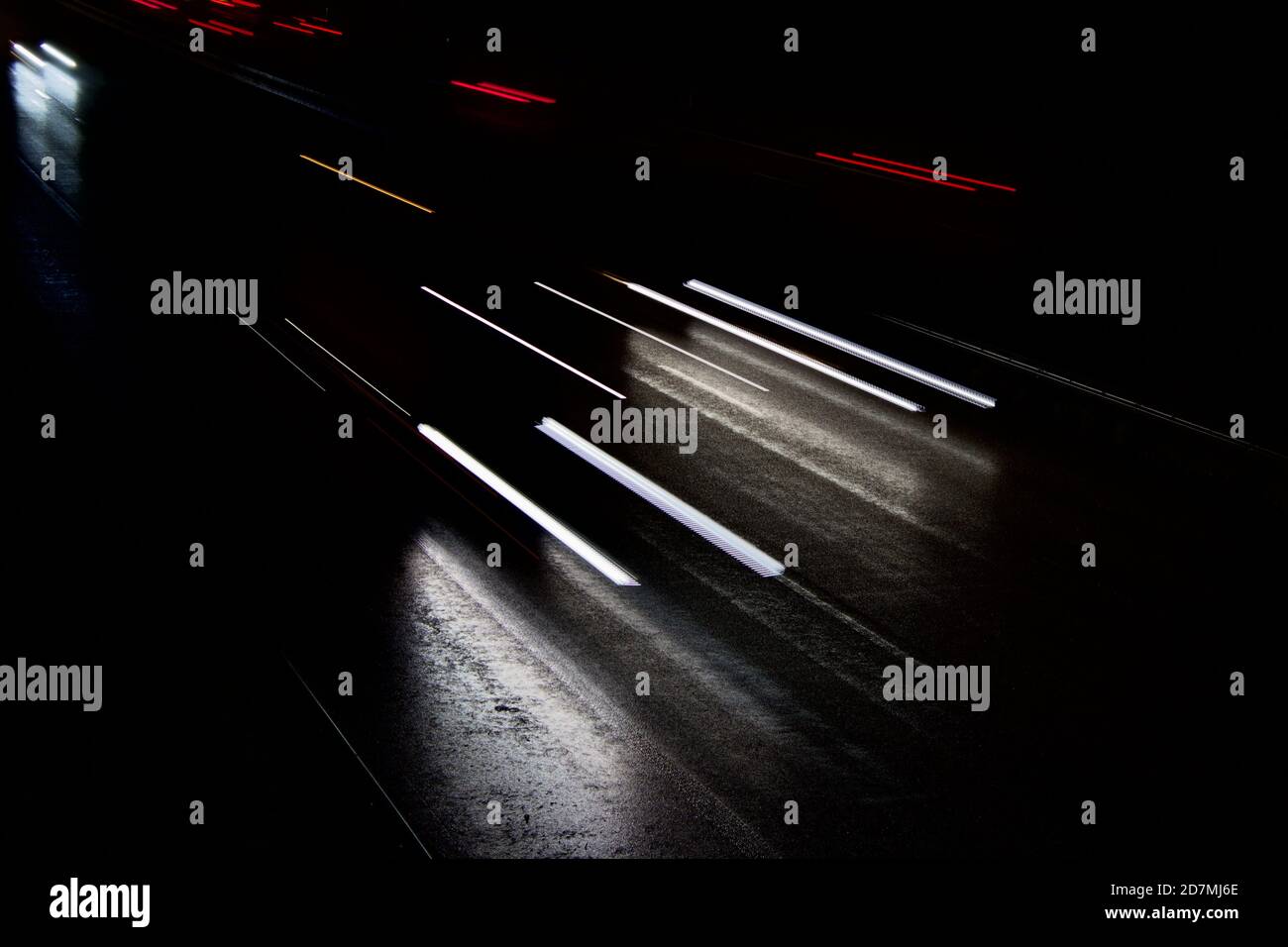 le auto si muovono velocemente su un highwaymove buio e bagnato Foto Stock