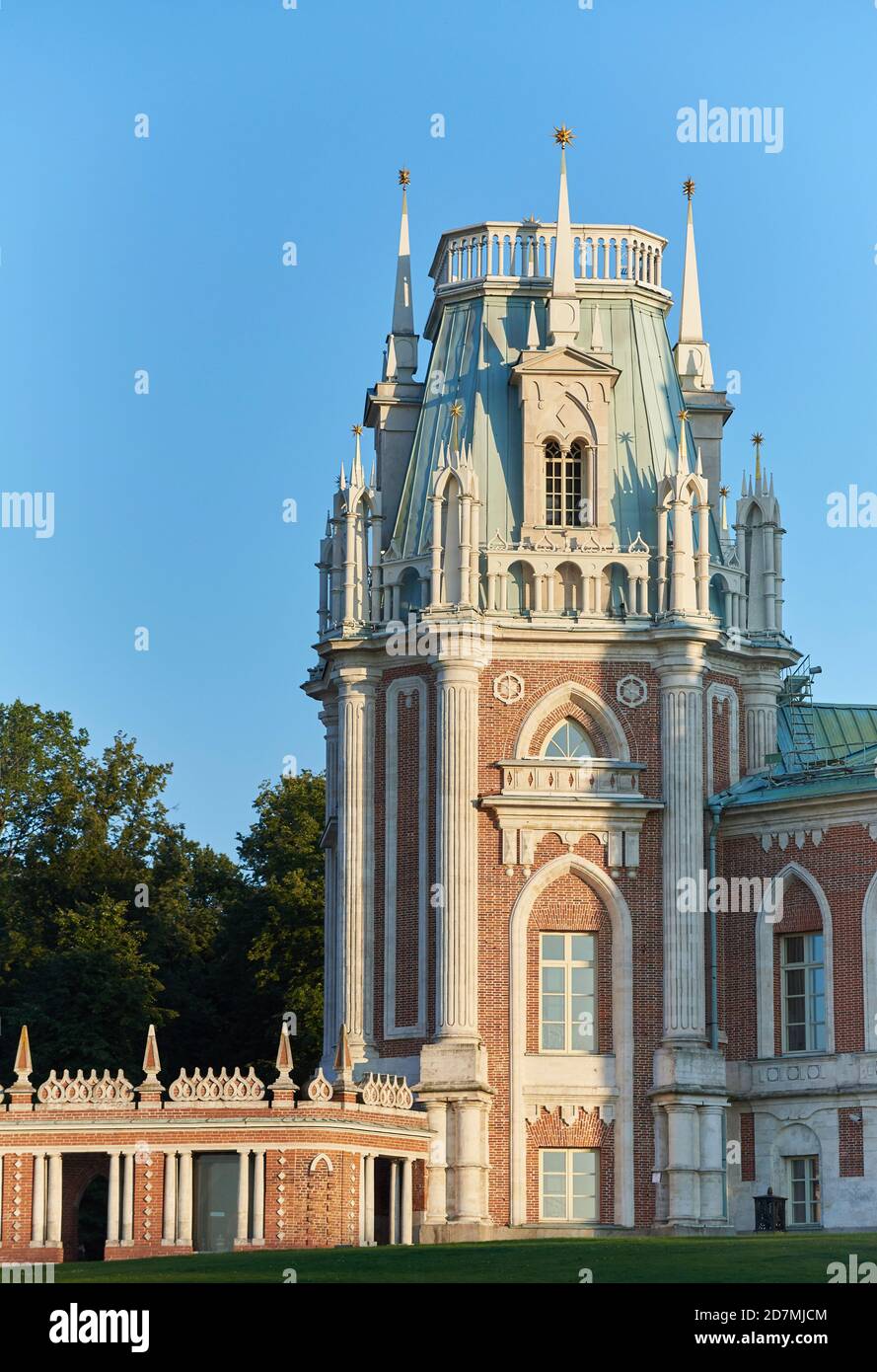 MOSCA, RUSSIA - 31 AGOSTO 2017: Torre con i picchi della tenuta di Tsaritsyno, architettura del 18 ° secolo Foto Stock