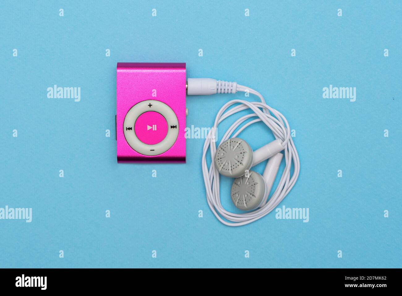 Lettore MP3 Digital Pink con cuffie su sfondo blu Foto Stock