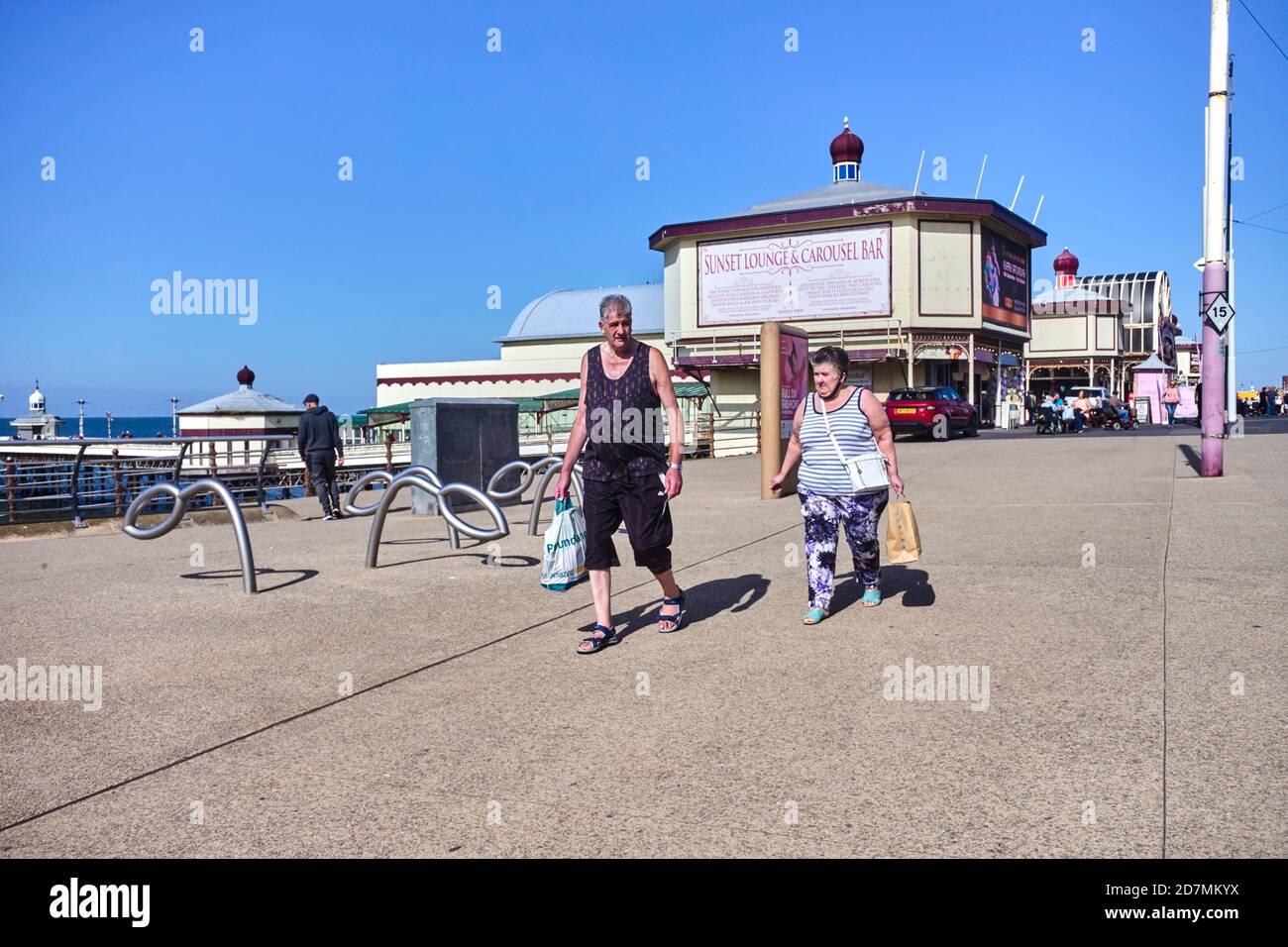 Coppia più anziana che indossa abiti estivi sul promo principale a. Blackpool Foto Stock