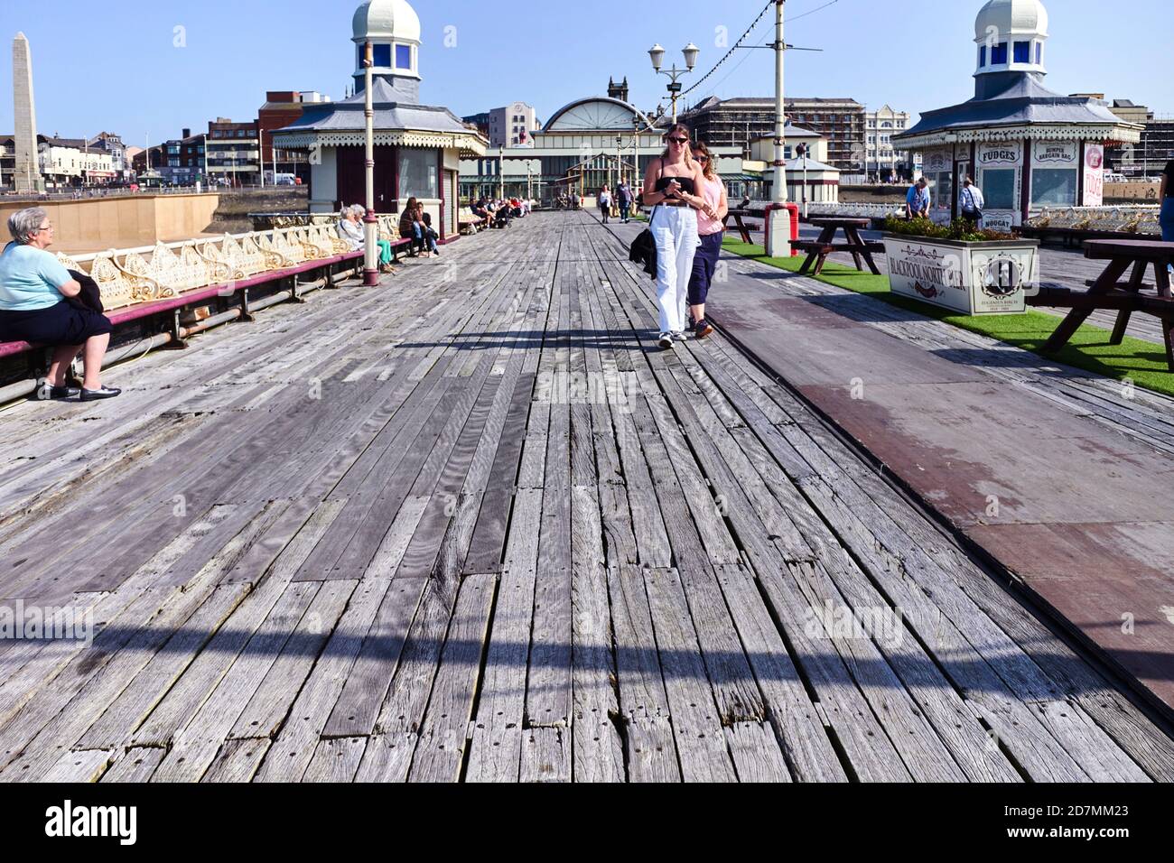 Tavole di legno intemperie al North Pier di Blackpool Foto Stock