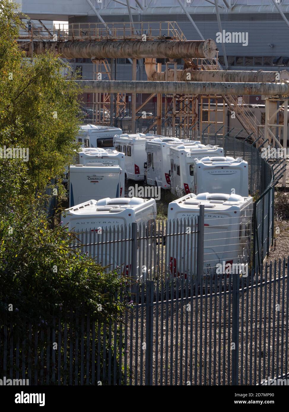 Magazzino per camper all'ombra del Northam Stand al St Mary's Stadium, Southampton, Hampshire, Regno Unito. Foto Stock