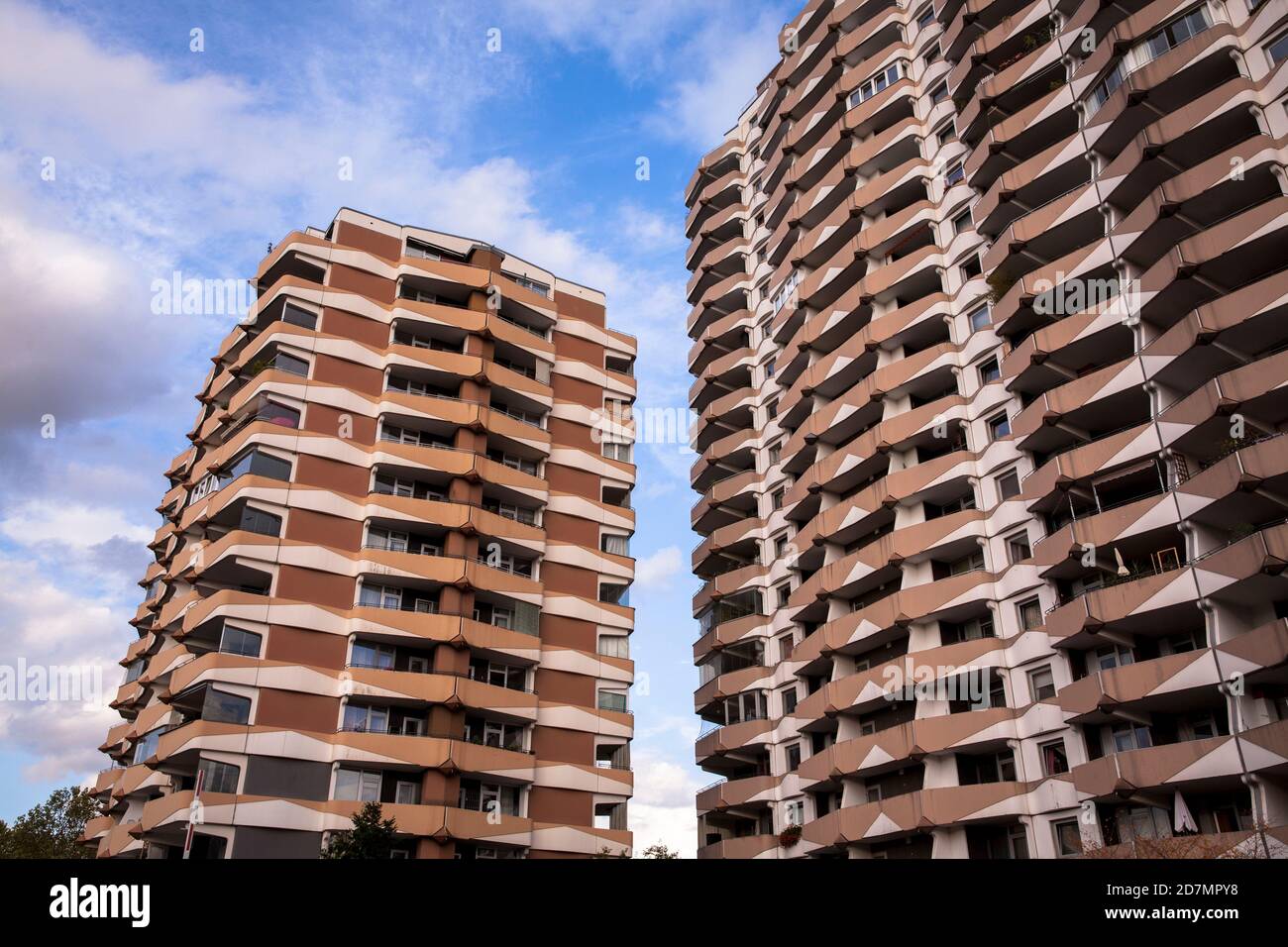 Alti edifici in via Tuerniciher nel quartiere Zollstock, Colonia, Germania. Hochhaeuser in der Tuernicher Strasse im Stadtteil Zollstoc Foto Stock