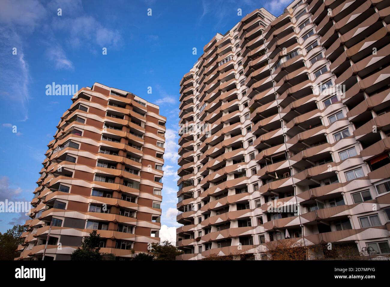 Alti edifici in via Tuerniciher nel quartiere Zollstock, Colonia, Germania. Hochhaeuser in der Tuernicher Strasse im Stadtteil Zollstoc Foto Stock
