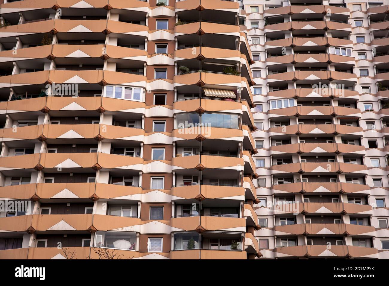 Alti edifici in via Tuerniciher nel quartiere Zollstock, Colonia, Germania. Hochhaeuser in der Tuernicher Strasse im Stadtteil Zollstoc Foto Stock