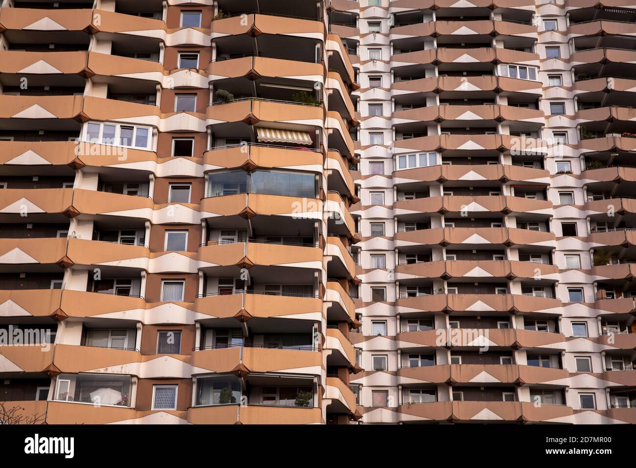 Alti edifici in via Tuerniciher nel quartiere Zollstock, Colonia, Germania. Hochhaeuser in der Tuernicher Strasse im Stadtteil Zollstoc Foto Stock
