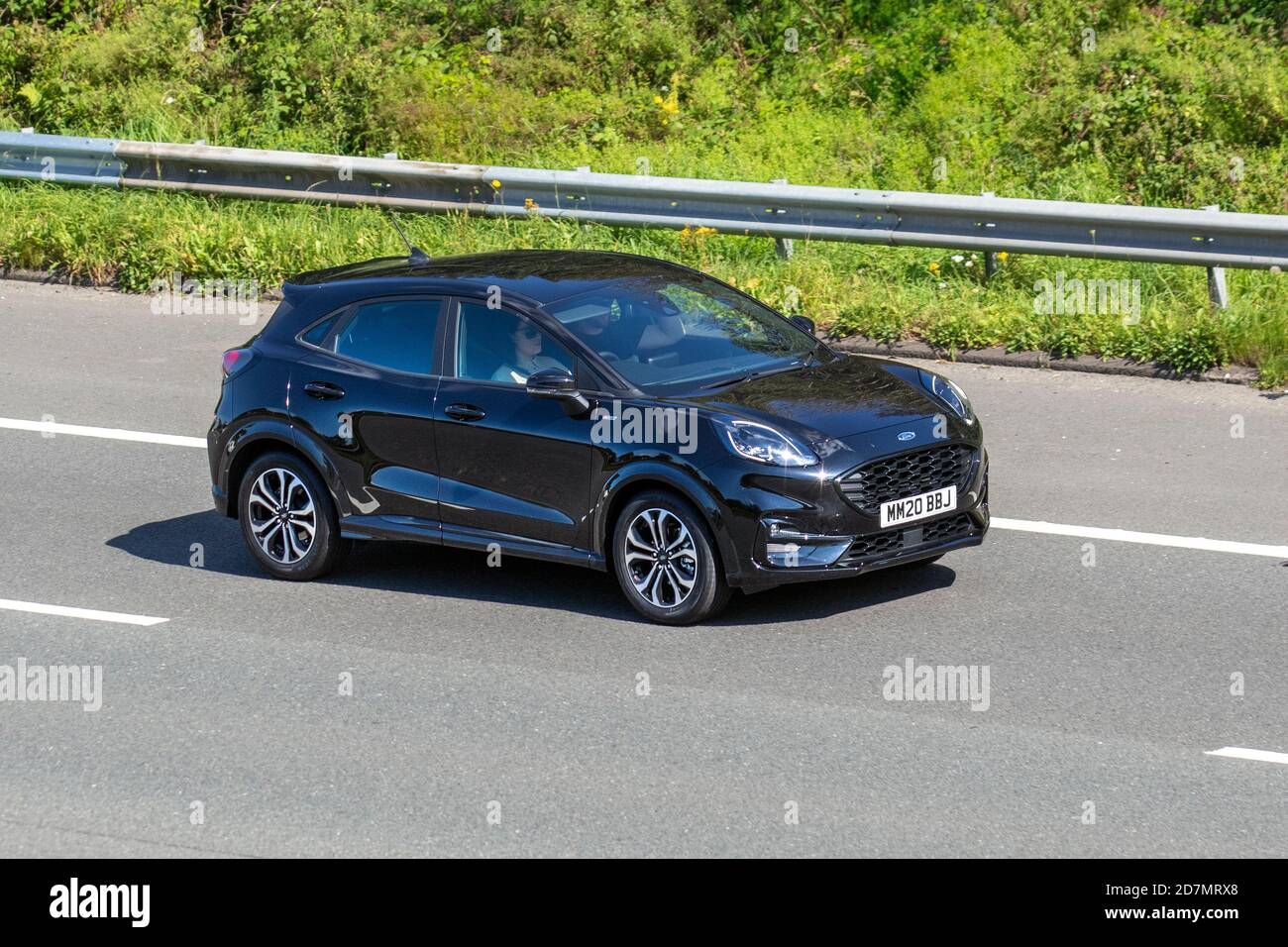 2020 nero SUV Ford Puma St-Line Mhev 999cc; traffico veicolare, veicoli in movimento, auto elettriche, veicoli ibridi che guidano su strade del Regno Unito, motori, motori sulla rete stradale autostradale M6 nel Regno Unito. Foto Stock