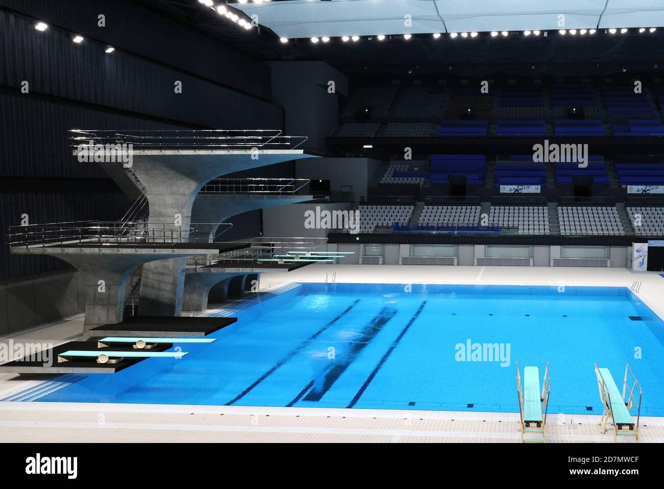 Tokyo, Giappone. 24 Ott 2020. Questa foto mostra una piscina per immersioni durante la cerimonia di apertura del Tokyo Aquatics Center per la sede delle Olimpiadi di Tokyo e delle Paralimpiadi di nuoto, nuoto artistico e immersioni a Tokyo sabato 24 ottobre 2020. La nuotatrice giapponese Rikako Ikee, che è stata recuperata dalla leucemia, ha mostrato il suo nuoto dimostrativo. Credit: Yoshio Tsunoda/AFLO/Alamy Live News Foto Stock