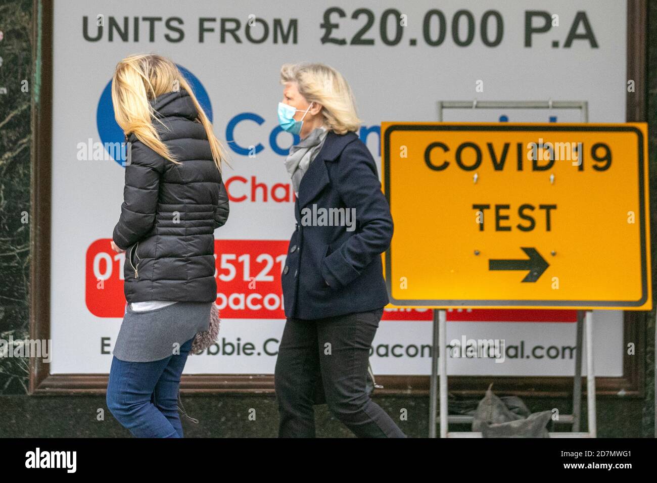 Southport, Merseyside. 24 Ottobre 2020 UK Meteo, bagnati e ventosi iniziano la giornata nel centro della città, mentre gli acquirenti del sabato continuano ad essere colpiti da slack trading e dalla chiusura dei negozi Covid 19. MediaWorldImages/AlamyLiveNews Foto Stock