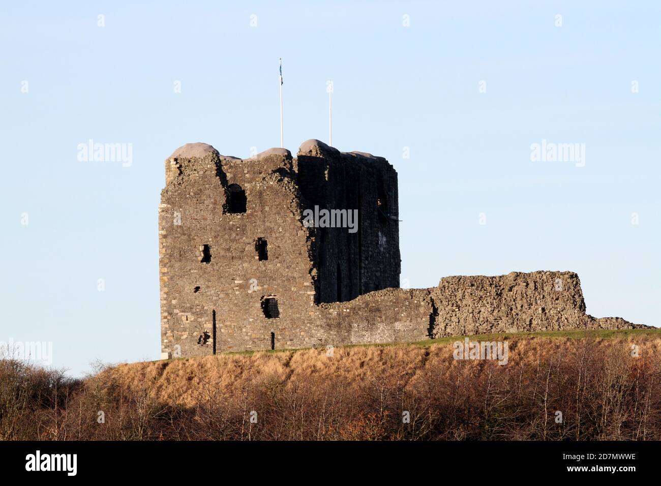 Dundonald Castle, Dundonald, Ayrshire Scotland, Regno Unito. rovine della torre fortificata del xiv secolo, in cima a una collina, con un centro visitatori e una mostra storica. Foto Stock