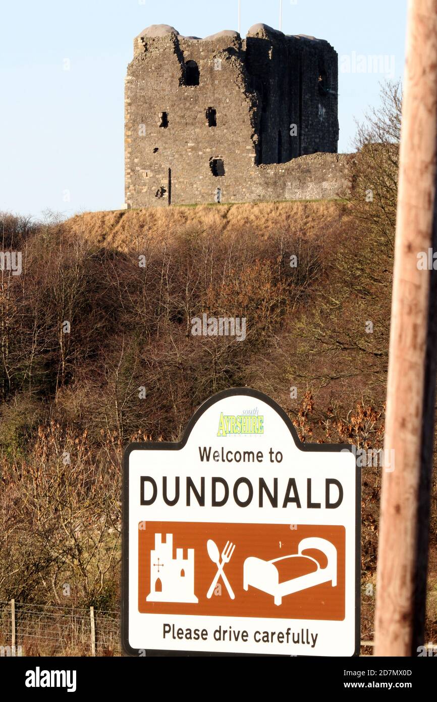 Dundonald Castle, Dundonald, Ayrshire Scotland, Regno Unito. rovine della torre fortificata del xiv secolo, in cima a una collina, con un centro visitatori e una mostra storica. Foto Stock