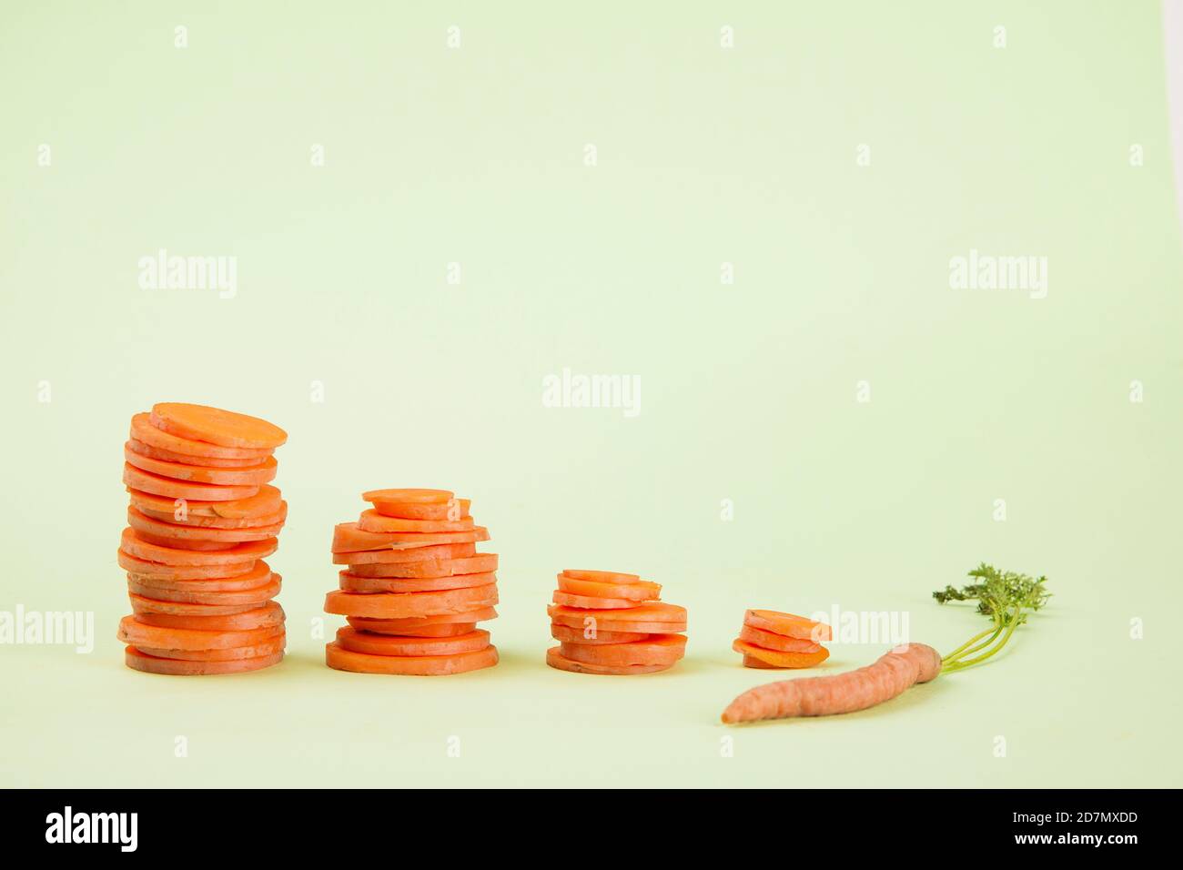 Alimentazione equilibrata, concetto di alimentazione sana. mela, carota, barbabietola rossa, pruna 060 Foto Stock