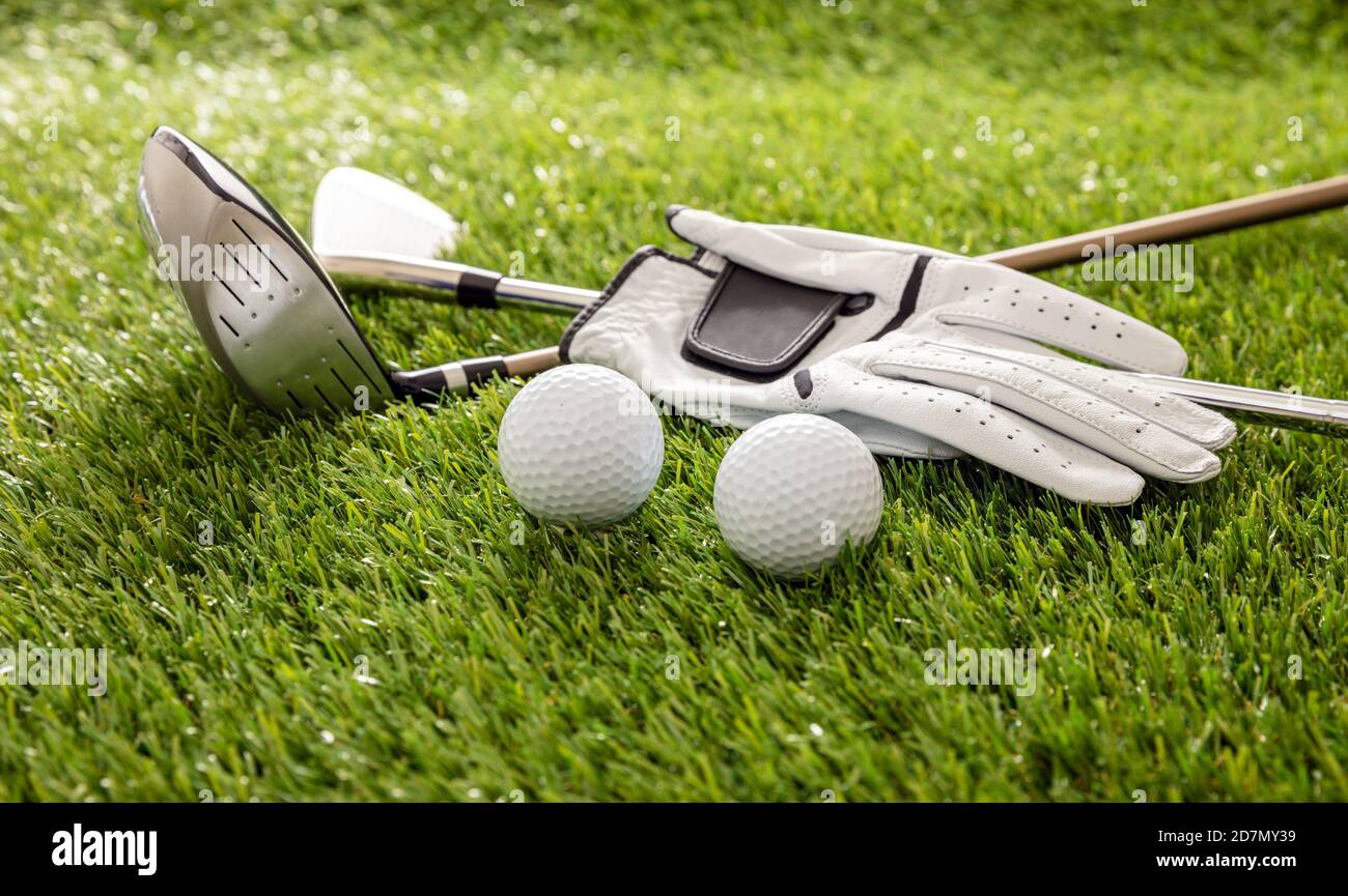 Attrezzatura da golf, bastoni, guanti e palloni da golf sul prato verde,  vista ravvicinata, striscione. Golf sport e club concetto Foto stock - Alamy
