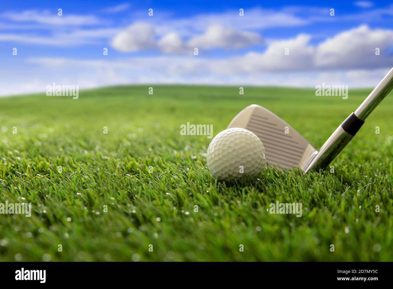 Palla da golf e bastone sul prato verde campo, blu cielo nuvoloso sfondo.  Golf sport e club concetto. Vista ravvicinata Foto stock - Alamy