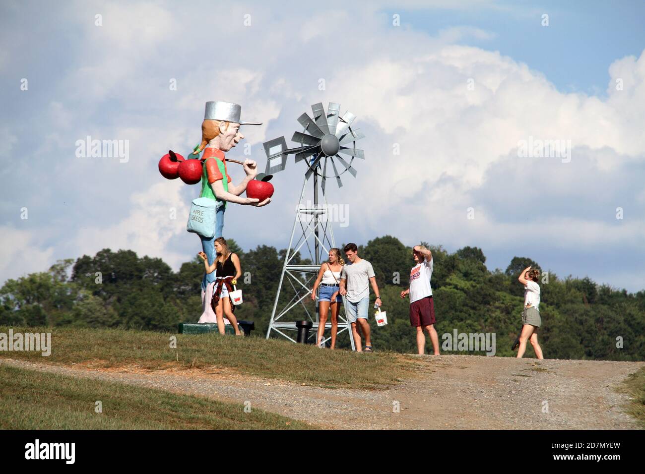 La statua di Johnny Appleseed al Johnson's Orchard in Virginia, USA. Persone che visitano il frutteto e raccogliendo mele. Foto Stock