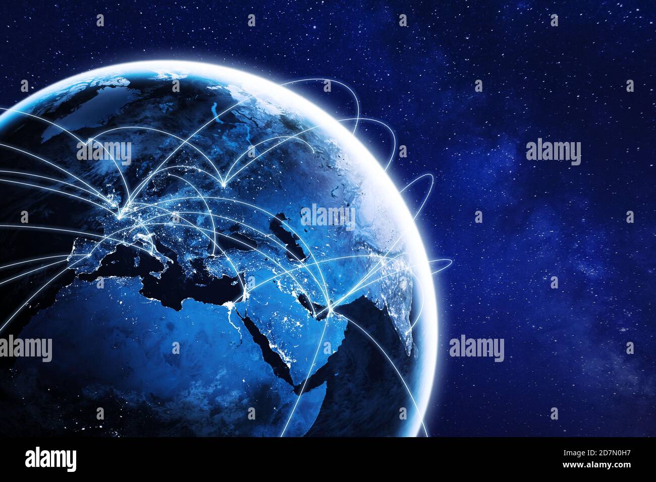 Connessioni intorno al pianeta Terra viste dallo spazio di notte, città collegate in tutto il mondo da linee lucide, viaggi internazionali o affari globali Foto Stock
