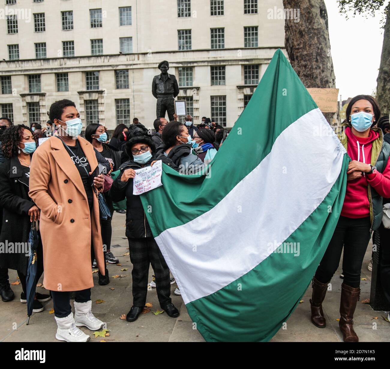 Londra UK 24 ottobre 2020 la popolazione nigeriana si è riunita nelle centinaia di persone di fronte a Downing Street per protestare contro il governo nigeriano, che vedono corrotto e incoraggiano la brutalità della polizia, che si è intensificata nel paese negli ultimi mesi. Paul Quezada-Neiman /Alamy Live News Foto Stock