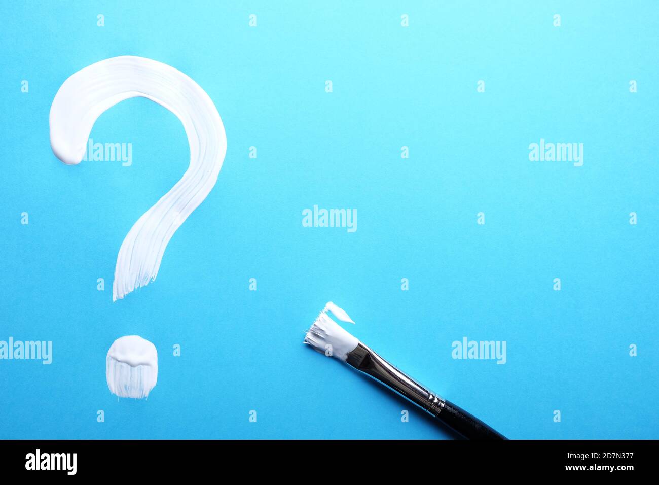 Punto interrogativo dipinto su sfondo blu. Foto Stock