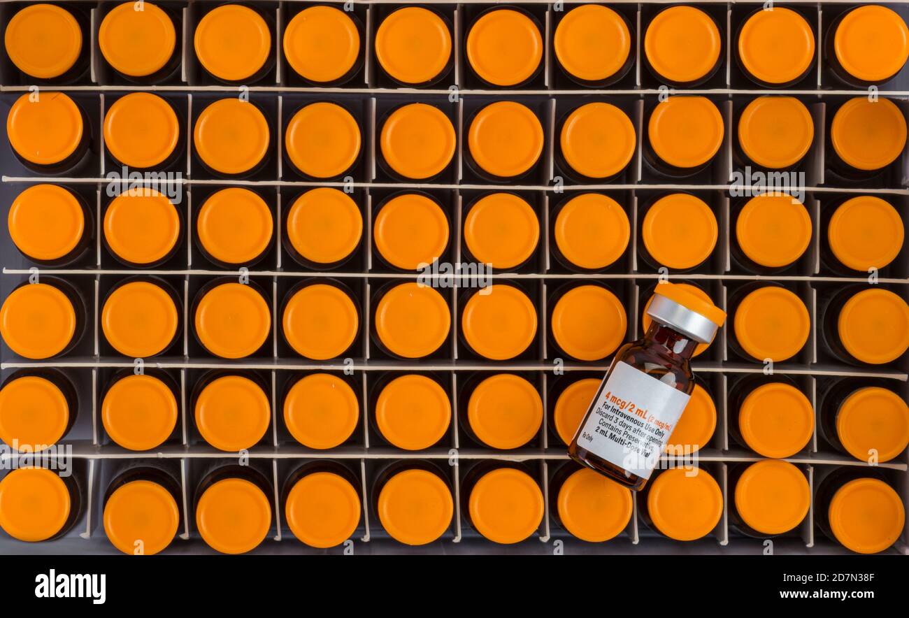 Vista dall'alto della scatola di farmaci per iniezione endovenosa Foto Stock
