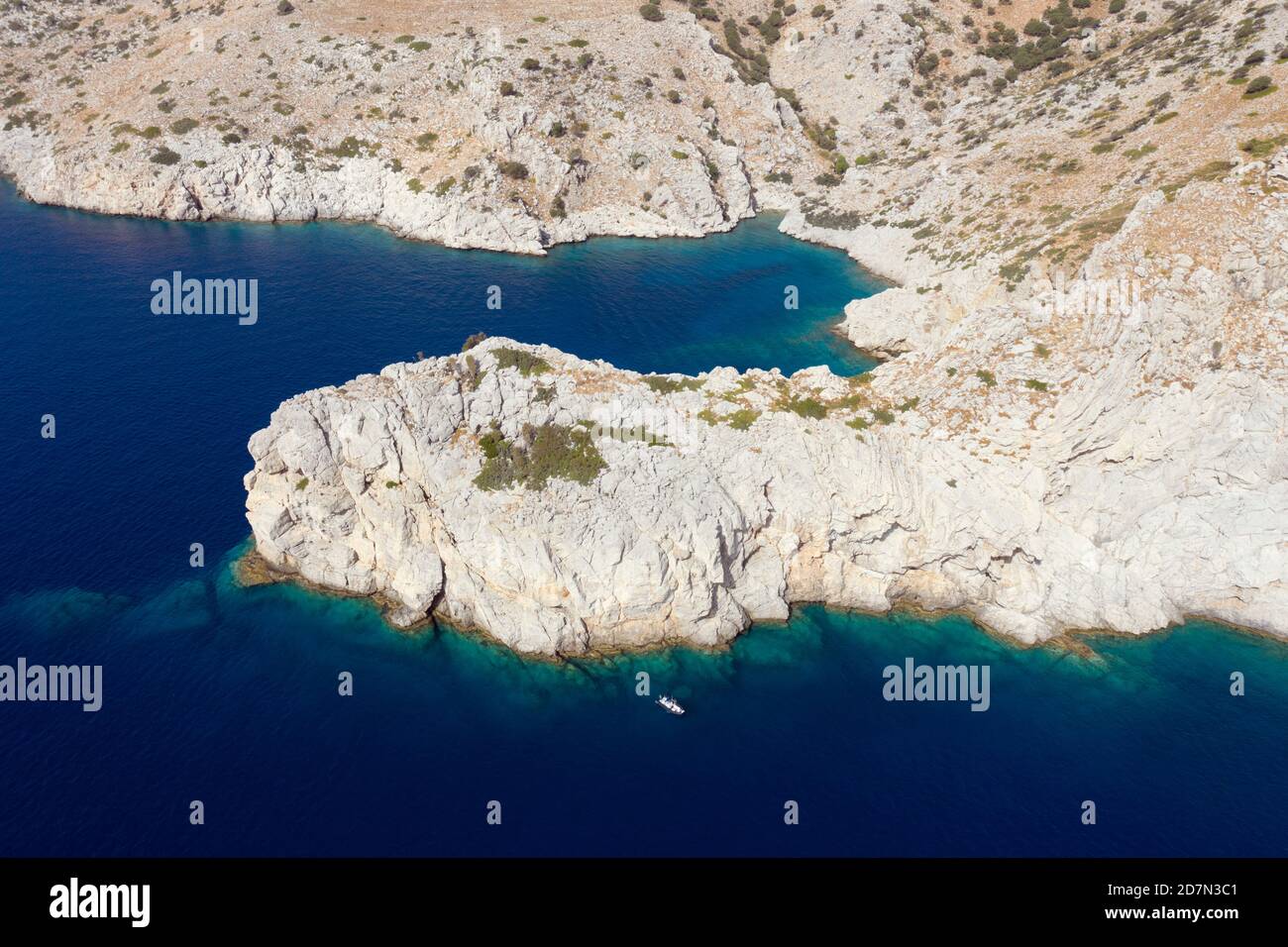 Vista aerea della costa rocciosa calcarea lungo la penisola di Bozburun Marmaris Turchia. Foto Stock
