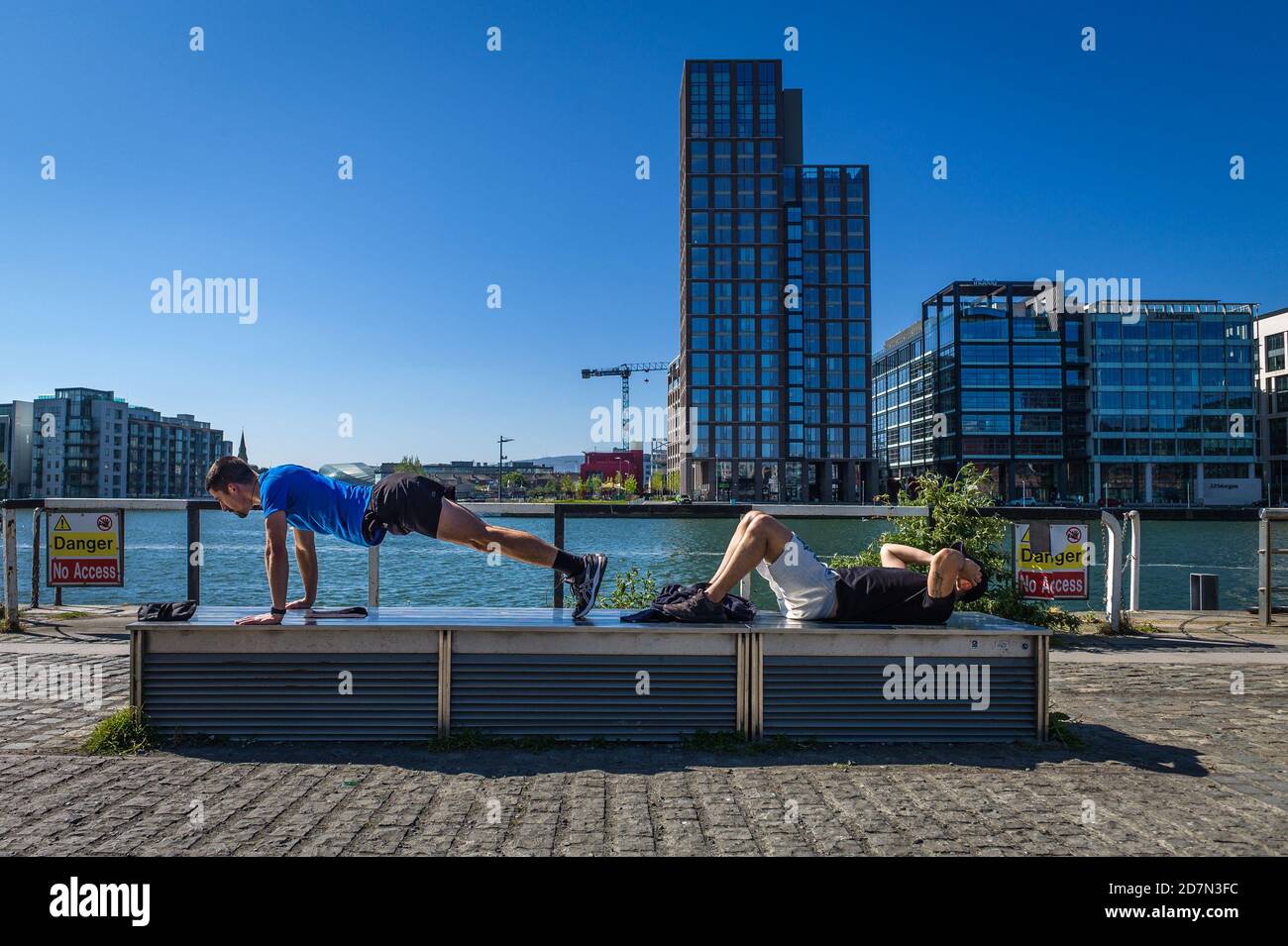 Dublino durante il blocco. Uomini che si allenano nei Docklands di Dublino vicino all'East link Bridge. Foto Stock